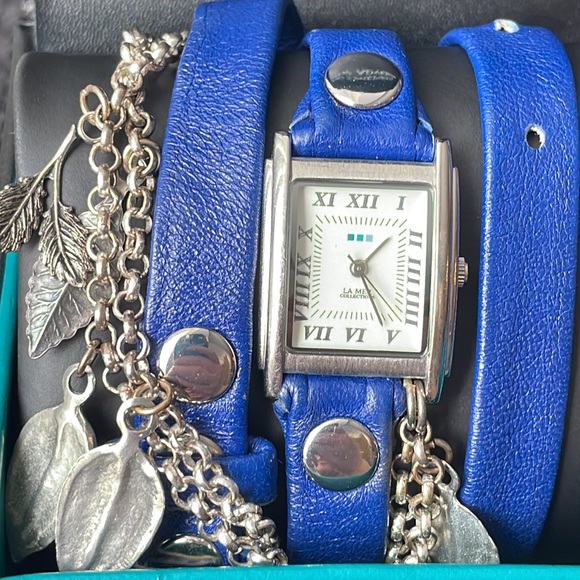 La Mer Collections Women's Leaf Charm Blue Leather Watch - Picture 2 of 10